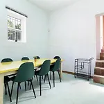Funky Pet Friendly, 2-Bedroom Escape, Bo-Kaap