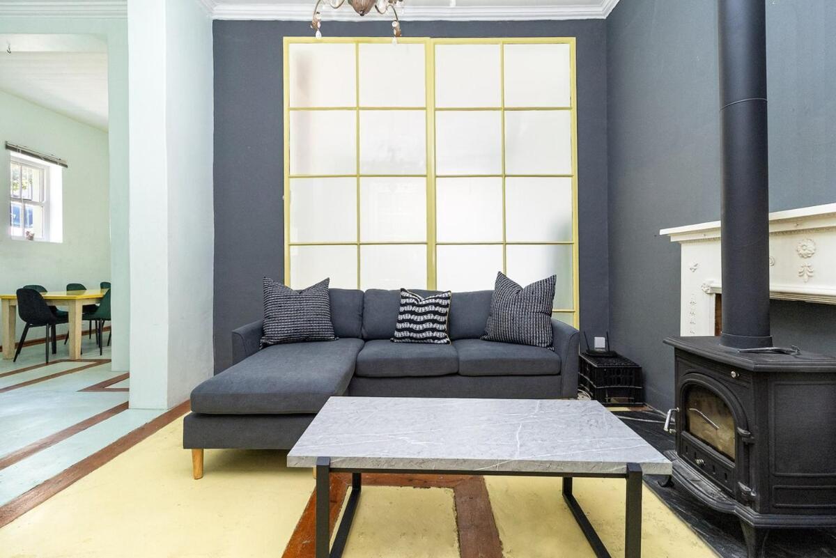 Funky Pet Friendly, 2-bedroom Escape, Bo-kaap Holiday home Cape Town